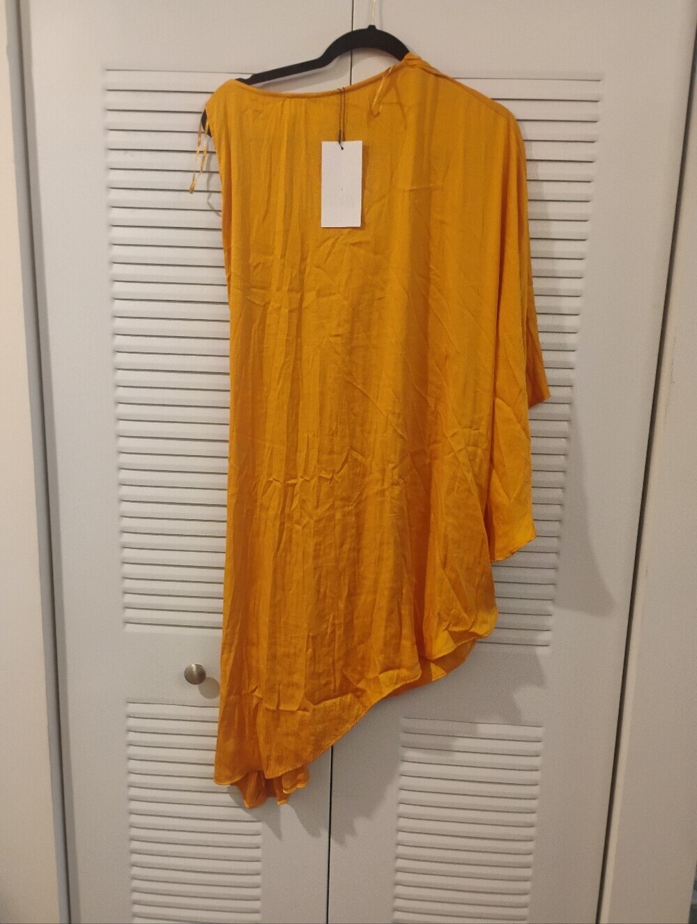 Elegant One-Shoulder Yellow Dress with Waist Ring - Picture 9 of 10